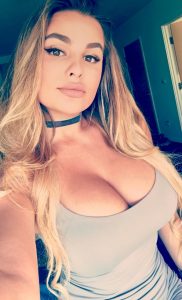 belle coquine se dévoile dans le 24 pour sexe