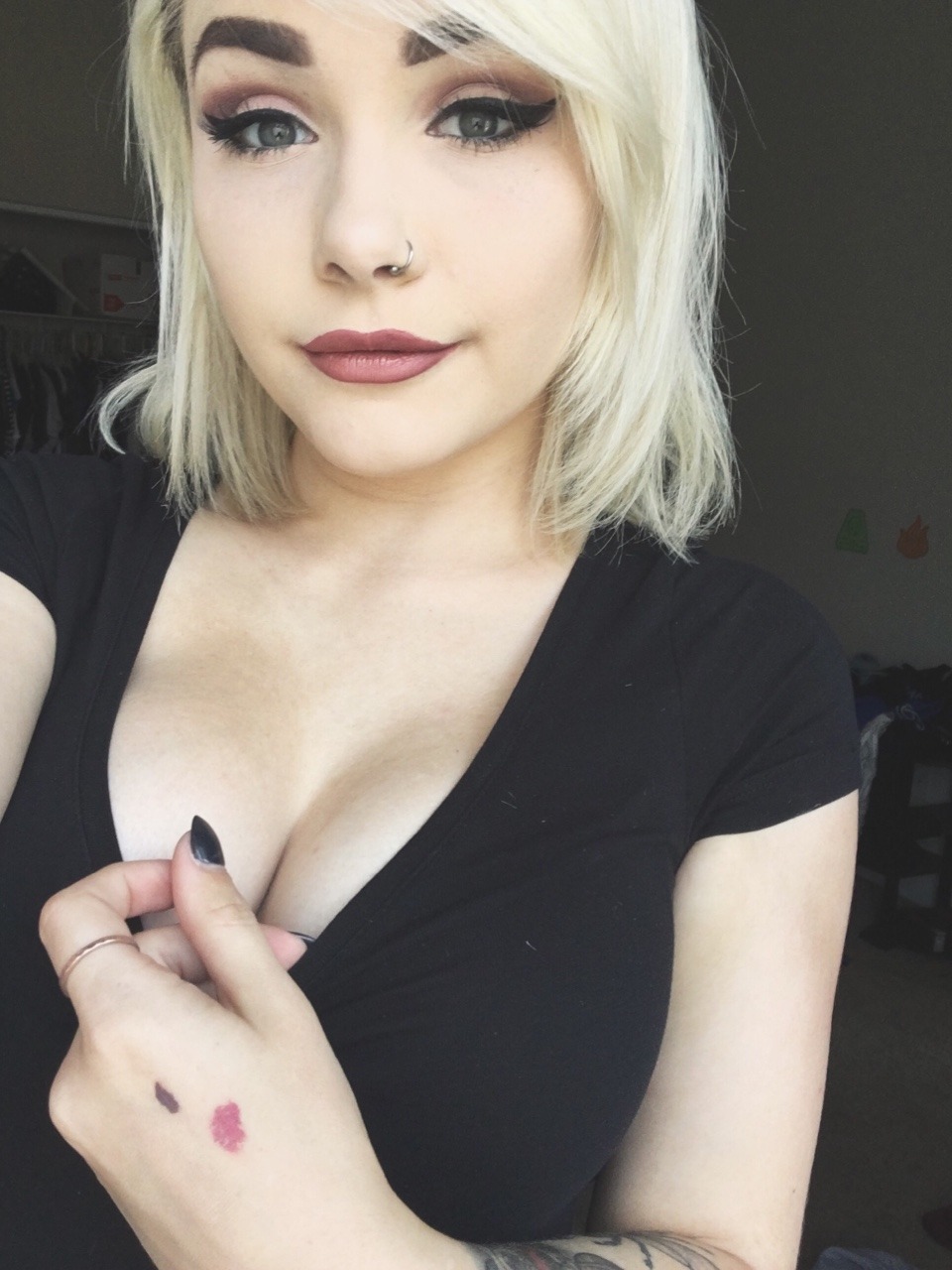 chaude femme nue se dévoile dans le 33