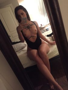 femme dans le 20 nue et coquine