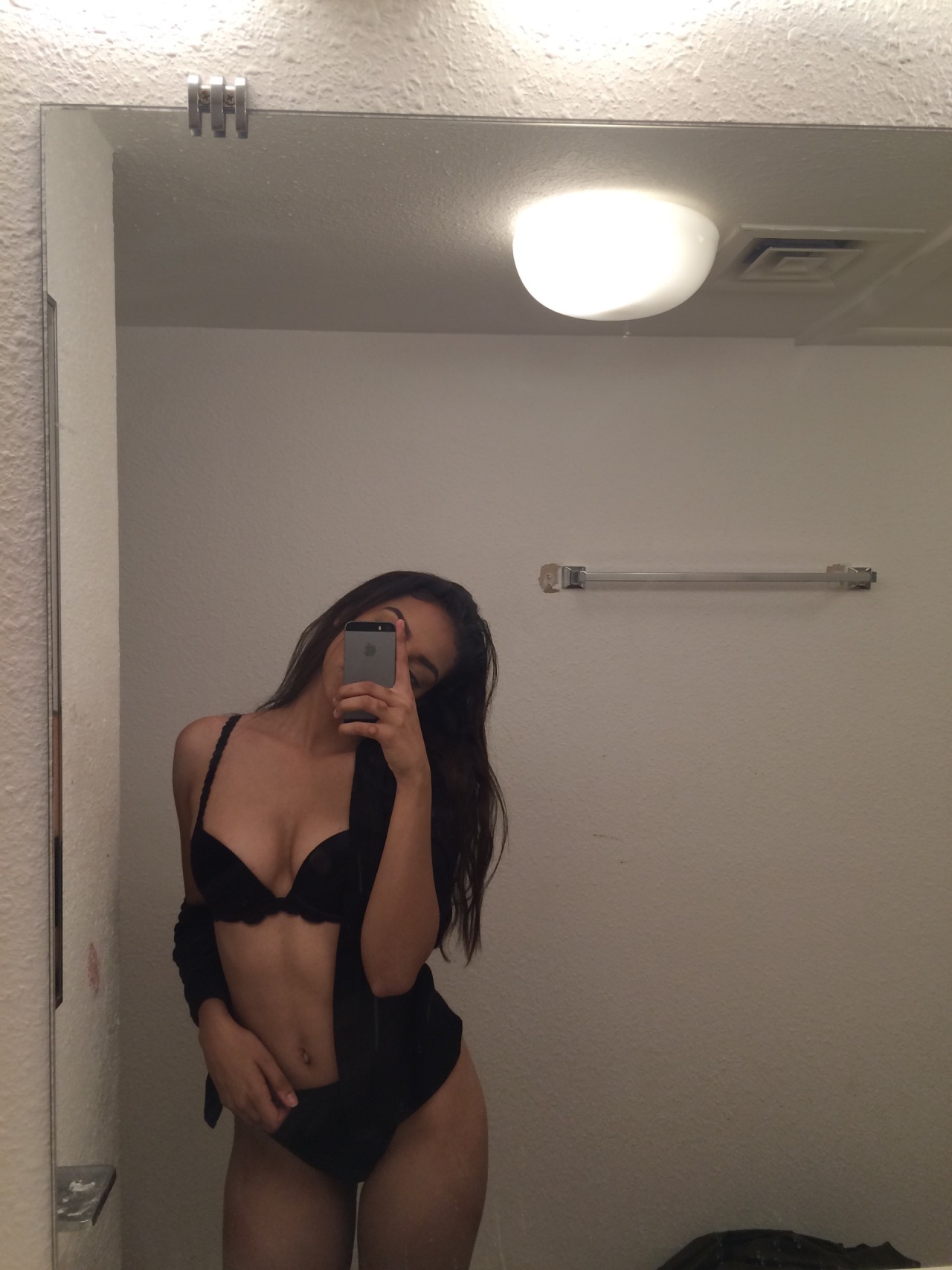 meuf ultra sexy et nue dans le 01