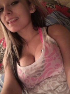 meuf ultra sexy et nue dans le 32